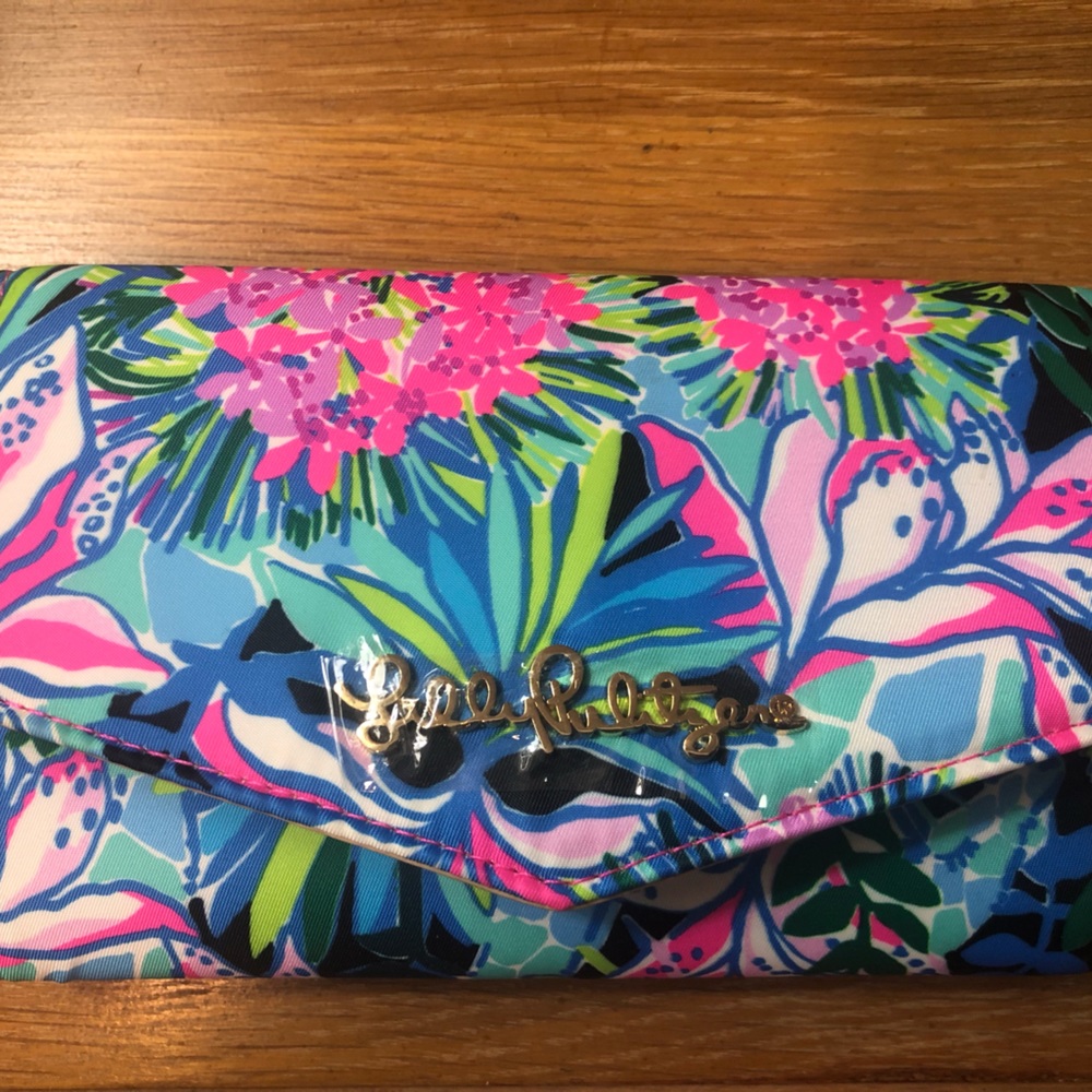 Lilly Pulitzer Baylen Phone Wristlet Onyx brand new! Plastic on strap and logo